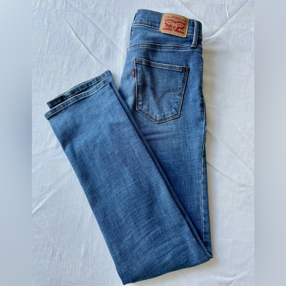 ✨Levi’s slimming straight jeans - Picture 1 of 4